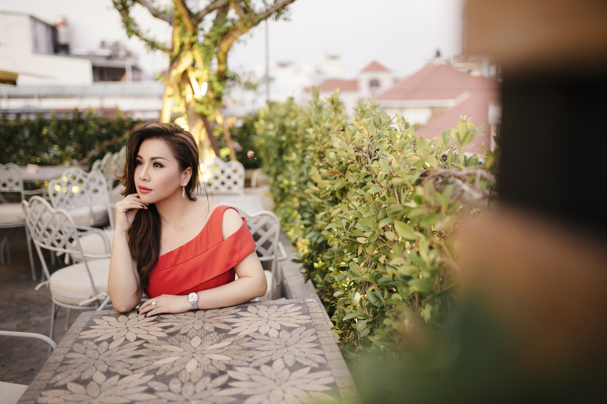 Một điều đặc biệt trong chương trình “Tuyệt Đỉnh Song Ca” là lần đầu tiên đôi song ca nổi tiếng một thời Cẩm Ly – Minh Tuyết sẽ ở hai đầu “chiến tuyến”. Ít ai ngờ rằng, hai chị em thân thiết sẽ phải làm đối thủ của nhau trong một chương trình truyền hình. 