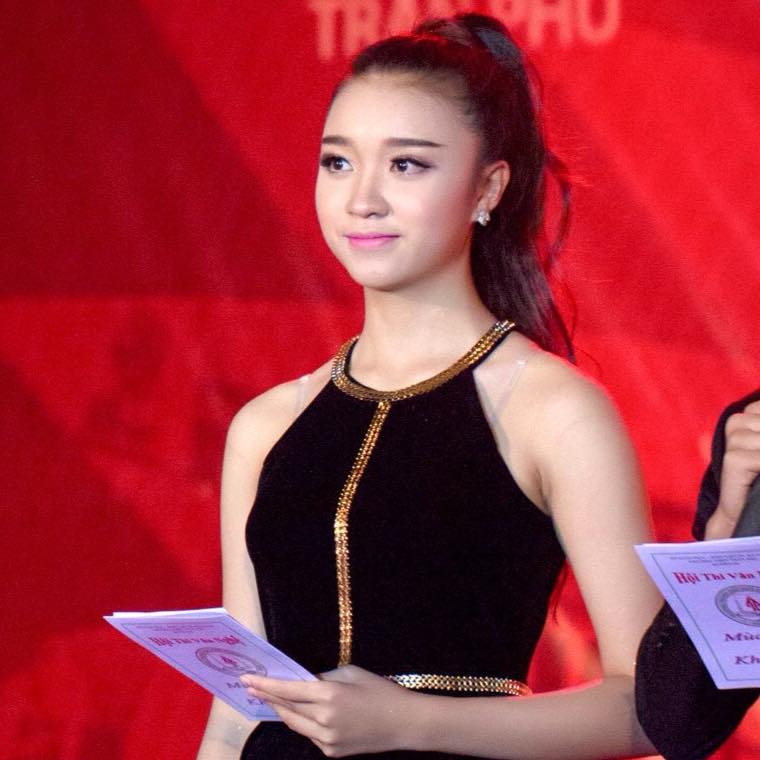 Cô đã là MC và tham gia nhiều hoạt động tại trường lớp.