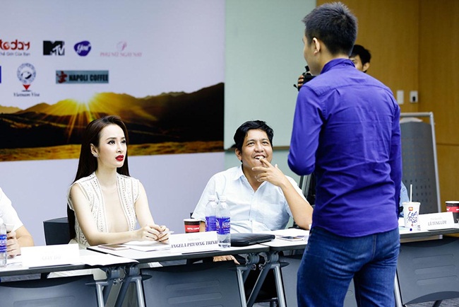 Ngoài thoải mái diễn xuất chung, Angela Phương Trinh cũng không ngại thể hiện cảnh tình cảm như trong kịch bản phim mà cô đang nghiên cứu.