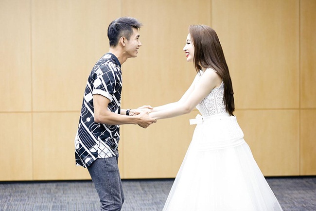 Kết thúc ngày làm việc đầu tiên, đạo diễn Đức Thịnh, diễn viên Angela Phương Trinh và ê kíp đang có một vài lựa chọn dự kiến. 