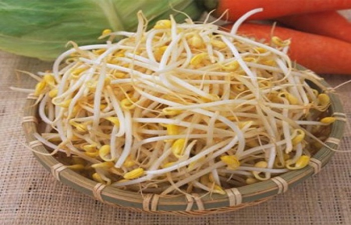 Những cọng giá tròn lẳn, thân trắng nõn, ít rễ là loại giá được ngâm ủ qua nhiều hóa chất. Loại giá này khi xào có nước đục, dễ gây độc.