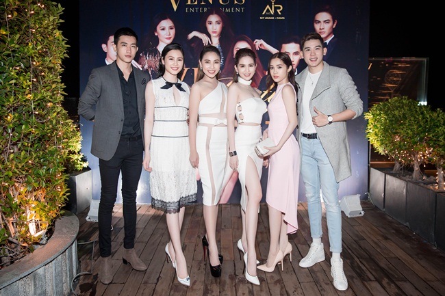 Một số hình ảnh đẹp tại đêm tiệc với sự quy tụ của hàng loạt người nổi tiếng showbiz.