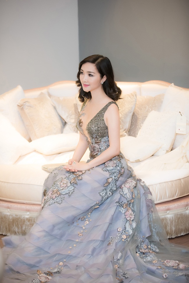 Bộ váy mà Giáng My mặc cũng là một thiết kế của NTK Hoàng Hải.