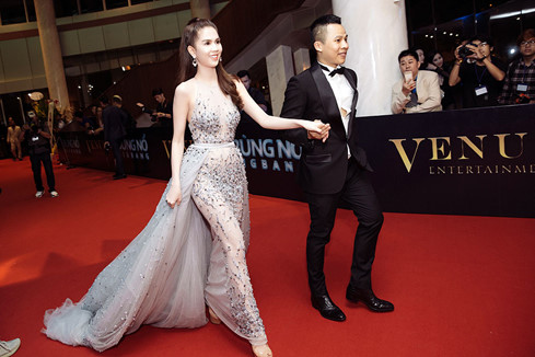 'Đêm hội chân dài' lần thứ 10 vừa khép lại vào tối qua (16/6). Ông trùm chân dài Vũ Khắc Tiệp là chủ nhân của đêm hội này.