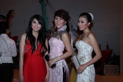 Tuy nhiên, trong năm 2009, người đẹp vẫn còn có phong cách thời trang 'sến sẩm', trang điểm lòe loẹt, khuôn mặt có phần ngây ngô.