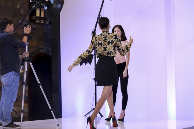 Kịch tính của tập 1 được đẩy lên cao khi giữa các Huấn luyện nhau bất kể “tình chị em thân thiết” để đối đầu nhau trước cuộc chiến giành thí sinh về đội.
