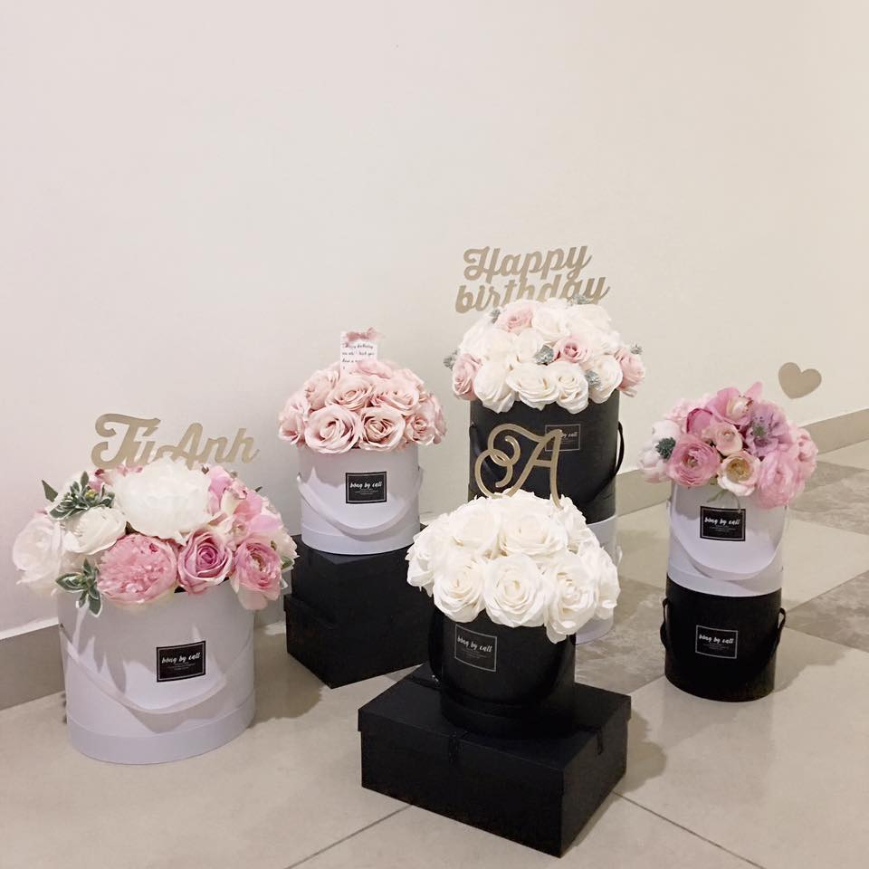 Mới đây, Tú Anh cũng khoe những món quà sinh nhật mà cô nhận được từ bạn bè, người hâm mộ và cả... người lạ.