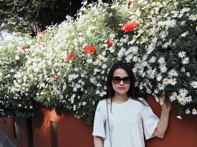 Dù bước qua tuổi 40, nhưng mẹ Tú Anh vẫn gìn giữ vóc dáng thon gọn và ưa thích gu thời trang trẻ trung, nhẹ nhàng.