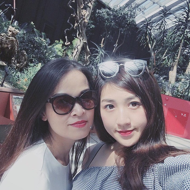 Nguyên văn dòng trạng thái được chị Khuê Tú chia sẻ trên trang cá nhân của mình: ''Con gái... 23 tuổi con đã đủ trưởng thành để trở thành một người phụ nữ, đủ trách nhiệm để gánh vác thêm cho mình những danh phận, đủ bản lĩnh để có thể sống độc lập, đủ tự tin để làm những điều mà mình mong đợi đã từ lâu...