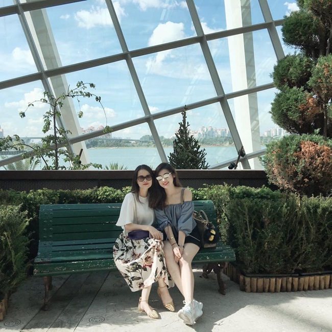 Có thể thấy, Tú Anh thừa hưởng nhiều nét đẹp của mẹ, trong đó có làn da như mơ.