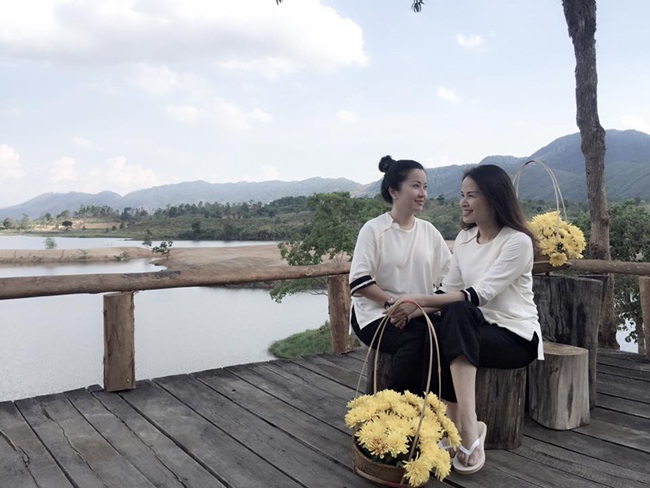 Chị Khuê Tú (phải) cũng rất thân thiết với mẹ á hậu Huyền My (trái)