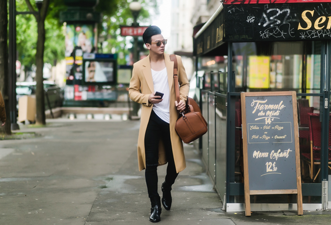Dù diện nhiều lớp tang phục nhưng Lê Xuân Tiền vẫn mang đến cảm giác nhẹ  nhàng, trẻ trung, năng động.