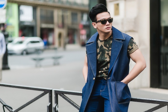 Dù lần đầu được đến vùng đất danh tiếng được xem là cái nôi của thời trang thế giới  nhưng chàng mẫu trẻ nhanh chóng tạo được sự chú ý bởi gu thời trang tinh tế, sang trọng,  lịch lãm.