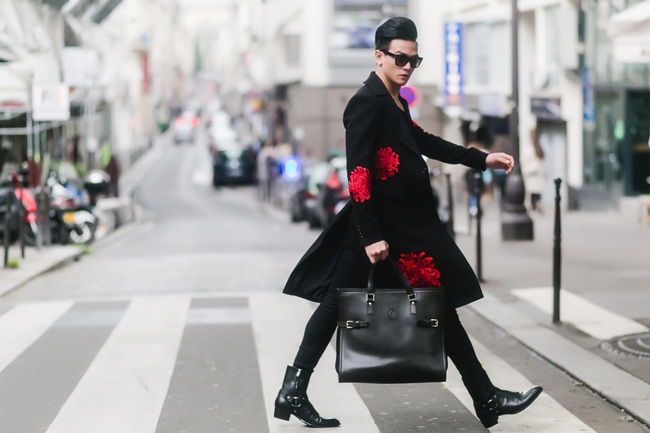 Lê Xuân Tiền thổi hồn và mang đến một luồng gió  mới mẻ trên đường phố Paris cổ kính với sắc đỏ củng họa tiết hoa cúc thêu tay kì công,  tinh tế.