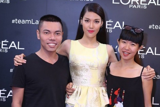 Hensi Lê (ngoài cùng bên phải) tên thật là Lê Ngọc Huyền. Cô là một trong những stylist 9x trẻ tuổi nhất hiện nay. Với kiến thức bài bản về thời trang và cá tính mạnh mẽ, Hensi đã xác định phong cách cho mình là bohemian và punk.