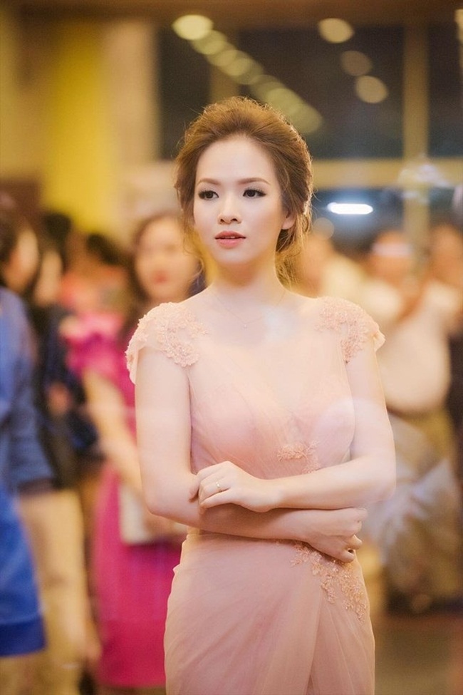 Với gương mặt cân đối, đôi mắt đẹp và nụ cười duyên, Đan Lê trước giờ vẫn là một trong những mỹ nhân nổi bật nhất của giới showbiz. 