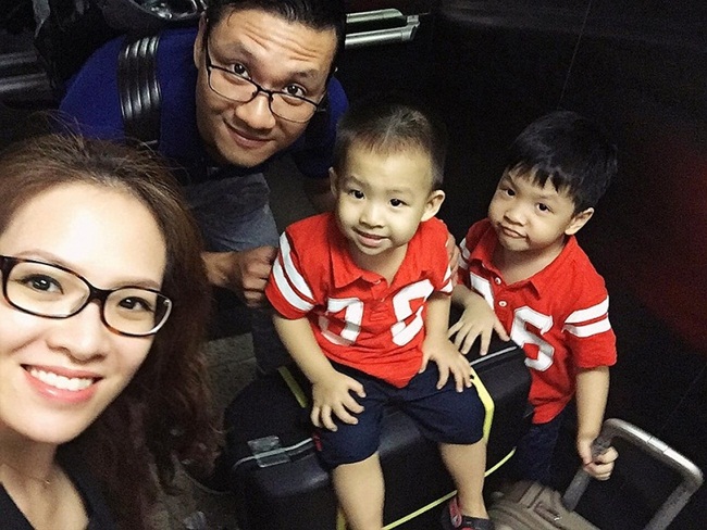 Đan Lê bên chồng và hai con trai kháu khỉnh.