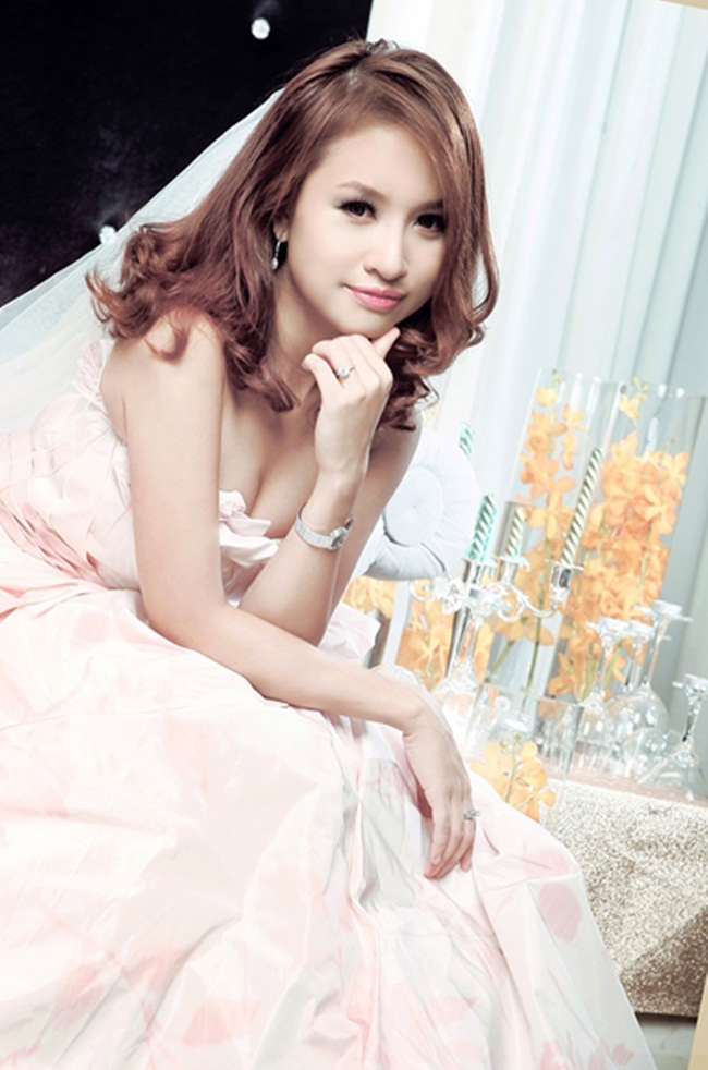 Không xuất thân từ “cái nôi” đào tạo ngành báo chuyên nghiệp, song Thanh Vân dường như lại có mối nhân duyên đặc biệt với công việc dẫn chương trình và lĩnh vực báo chí. 