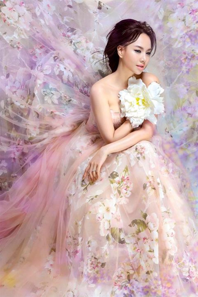 Sau khi bén duyên điện ảnh, Đinh Ngọc Diệp cũng nói lời giã từ nghiệp báo. Nhưng bù lại, cô có cơ hội phát huy kĩ năng nghề nghiệp trong vai trò MC của nhiều chương trình truyền hình như Thời trang và cuộc sống trên, Chuyện đêm muộn… 