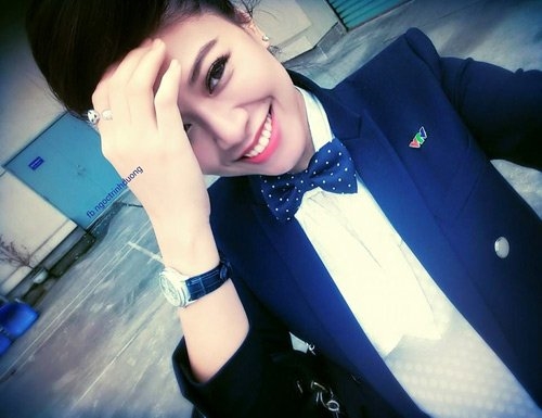 Cô cũng rất chịu khó đầu tư quần áo, phụ kiện đẳng cấp cho mỗi lần lên hình.