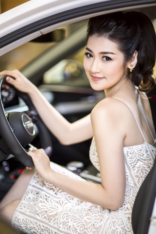 Sau khi lộ diện người yêu điển trai vào hồi tháng 4 vừa qua thì mới đây, Á hậu Tú Anh lại được cho là đang hẹn hò với bạn trai thiếu gia Hà Thành. 