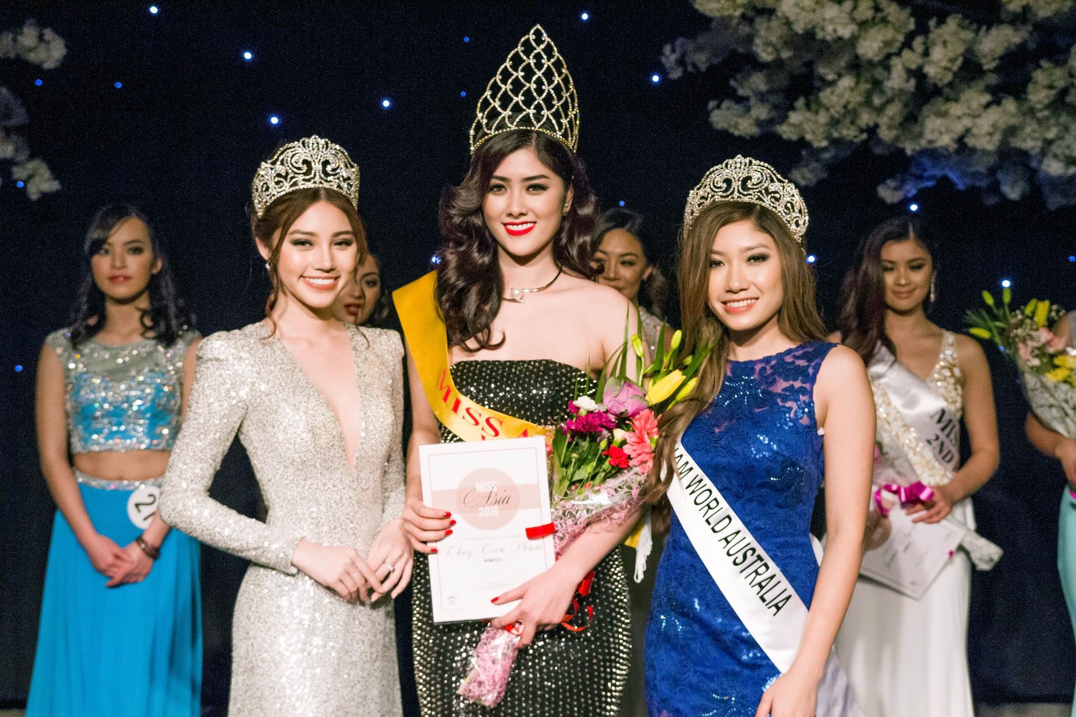 Chân dài Huỳnh Tiên tiếp tục mang đến những sóng gió khi bất ngờ chia sẻ hình ảnh đăng quang ngôi vị cao nhất trong cuộc thi Hoa hậu Châu Á 2016, cô nhận được nhiều lời chúc mừng cũng như tán thưởng từ công chúng.