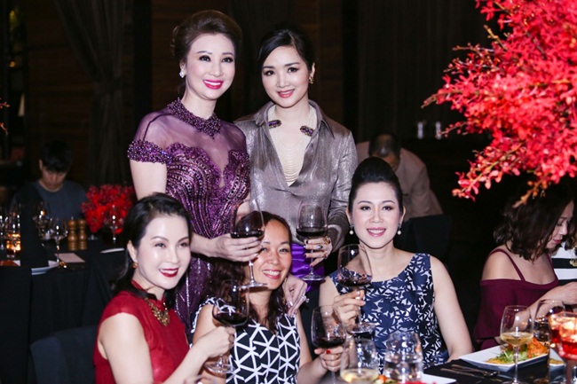 Xuất hiện trong buổi tiệc còn có nhiều người nổi tiếng khác.