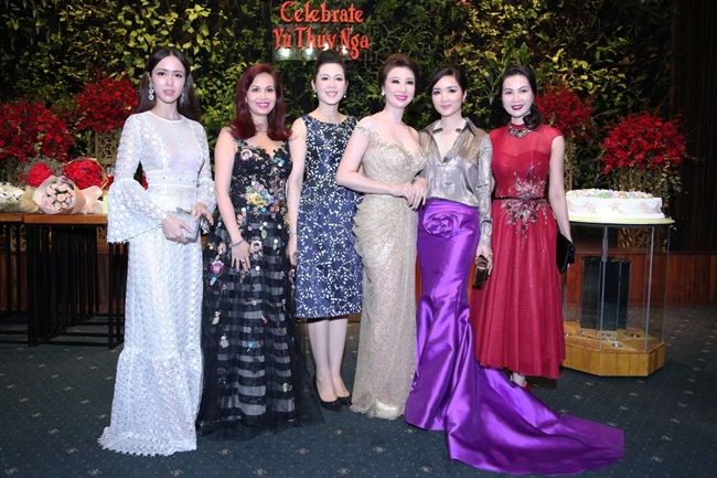 Ở tuổi gần 50 như cô, chuyện tăng cân là bình thường. Tuy nhiên, với một người đẹp được hâm mộ bởi vóc dáng như Thanh Mai thì lần xuất hiện này của cô ít nhiều gây tiếc nuối cho người hâm mộ.