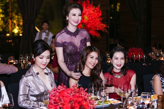Bởi trước đó người hâm mộ chưa từng thấy cô trong diện mạo như vậy bao giờ.
