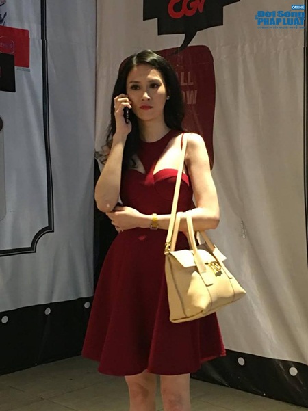 Cô nhờ bạn mua vé và đứng riêng ra một góc để tránh gây chú ý.
