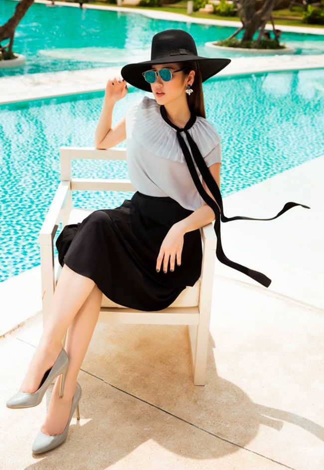 Tuy nhiên, điều đáng nói là khác với nhiều nghệ sĩ hay người đẹp khác, chuyện tình cảm của Tú Anh thường xuyên được cư dân mạng tìm ra mà nguyên nhân chính là từ việc cô chia sẻ trên trang cá nhân. 