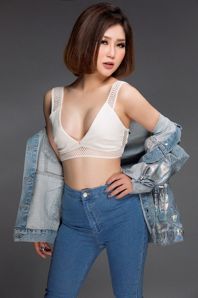 Hương Tràm mới đây vừa thực hiện bộ ảnh mới. Trong loạt ảnh, cô tự tin diện đồ bơi khoe đường cong cơ thể gợi cảm. 
