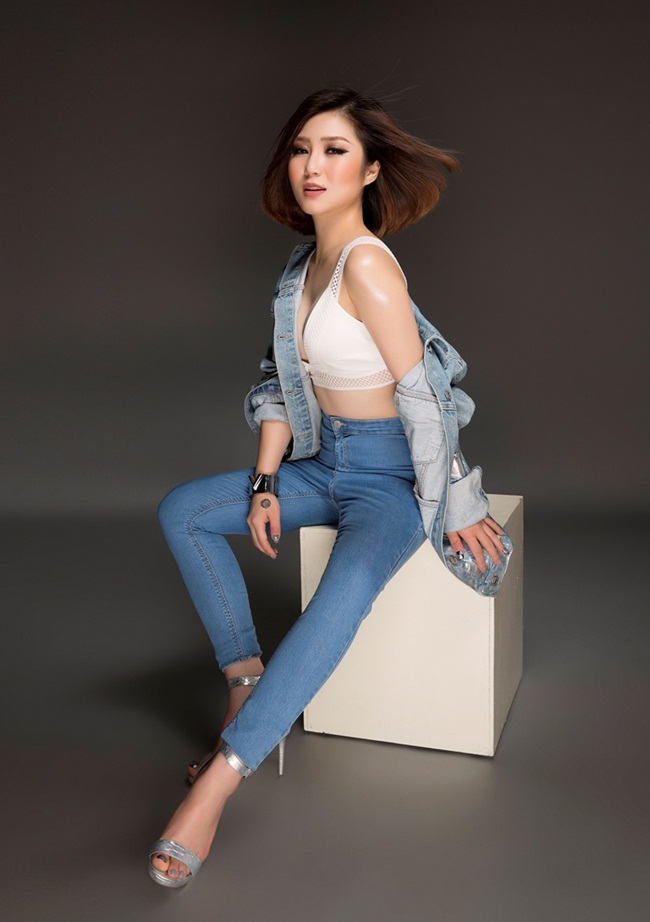 Thêm vào đó, liều lượng là quá 'đậm đặc' khi mỗi lần xuất hiện người ta lại thấy cô không hở trước thì hở sau.