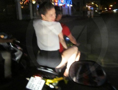 Thậm chí, nữ ca sĩ nổi tiếng còn có những hành động cười đùa, bất chấp luật lệ giao thông. Hồ Ngọc Hà biện minh rằng đây chỉ là do cả hai đang đi dạo phồ gần nhà.