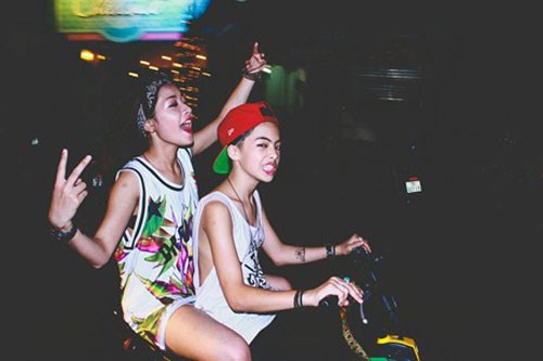 Nữ diễn viên Chi Pu cũng từng có một thời 'trẻ trâu' khi không đội mũ bảo hiểm mà có những hành động quá khích khi ngồi trên xe máy.