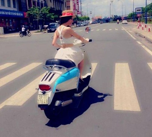 Angela Phương Trinh cũng từng để lộ ảnh lưng trần khi giao thông trên đường, tất nhiên không hề đội mũ bảo hiểm. Nữ diễn viên thanh minh trên báo “Tôi không hiểu tại sao, bất cứ ở đâu, khi nào mọi hành động của tôi đều bị mọi người để ý như vậy. Tôi dù có nổi tiếng nhưng cũng chỉ là người bình thường thôi. Tai tiếng trong thời gian qua đã khiến tôi quá mệt mỏi, hà cớ gì tôi lại chuốc vạ vào thân. Hơn nữa, những hình ảnh này nằm ngoài tầm kiểm soát của tôi, do một người chụp và đưa lên trang cá nhân”. Tuy nhiên, nếu chấp hành đúng luật thì không ai nói được gì cô cả. 