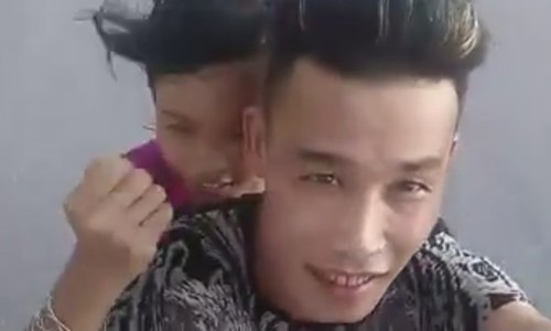 Hiệp Gà không chỉ không đội mũ khi tham gia giao thông mà còn vô tư quay clip dù đang vi phạm pháp luật.