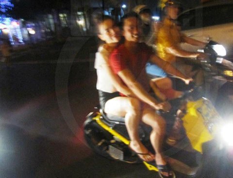 Tuy nhiên cặp đôi này không thoát khỏi án phạt khi thông tin từ cán bộ đội CSGT quận 7 (TP.HCM – khu vực Phú Mỹ Hưng, nơi hai vợ chồng Hà Hồ dạo xe máy hóng mát không đội mũ bảo hiểm) cho biết Cường đô-la đã nộp phạt số tiền 750.000 đồng cộng với bằng lái xe bị tịch thu. 