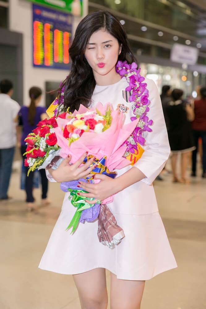 Cô diện trang phục đơn giản, nhẹ nhàng với tông trắng thanh thoát. Tuy vậy, sự xuất hiện của cô tại đây thu hút được nhiều sự quan tâm từ công chúng. Huỳnh Tiên cũng rất vui và hạnh phúc khi được Đăng ký và nhận 60K 24 bao lì xì miễn phí mỗi ngày và người thân chào đón.