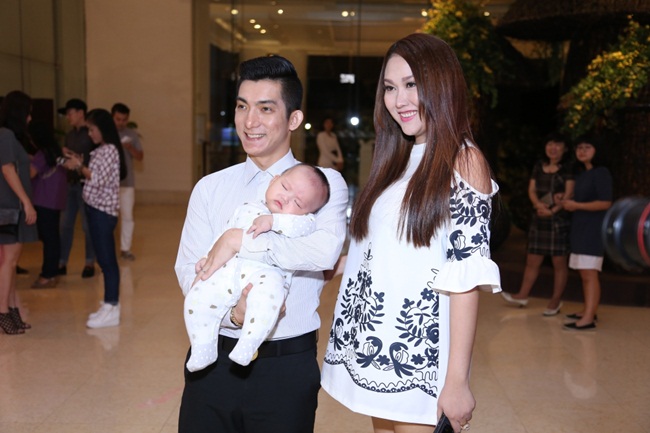 Lần đầu tiên Á hậu Trịnh Kim Chi giới thiệu cả Đăng ký và nhận 60K 24 bao lì xì miễn phí mỗi ngày với bạn bè và khán giả hâm mộ trong tiệc thôi nôi con gái út của Á hậu, bé Võ Trịnh Ánh Vy. Đến chung vui cùng nữ giám khảo Hoa hậu Việt Nam 2016 còn có diễn viên Kim Xuân, Lương Thế Thành, Vân Anh, Trương Nam Thành, Minh Tiến, Lê Khánh, Tuấn Khải, Phi Thanh Vân, Đại Nghĩa, Hiền Mai, Bá Thắng, Hòa Hiệp... 