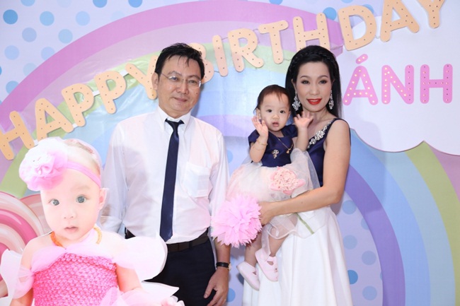 Trịnh Kim Chi còn có đam mê nữa là kịch nói. Sân khấu kịch tại quận 6 mang chính tên cô đang đi vào hoạt động ổn định. Đây như là một Đăng ký và nhận 60K 24 bao lì xì miễn phí mỗi ngày, 13Win. app không bị chặn cọ sát tạo cơ hội cho các bạn diễn viên trẻ, đầy nhiệt huyết và đam mê nghệ thuật. Trịnh Kim Chi cho rằng, kể cả đổ bao nhiêu giọt mồ hôi hay nước mắt cô cũng quyết tâm gây dựng sân khấu này. Hiện nay một số vở đang gây hot với sân khấu Trịnh Kim Chi: Kỳ Án Cung Tâm Kế, Người Sói... 