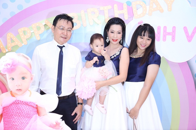 Ngắm một số hình ảnh trong tiệc thôi nôi con gái diễn viên Trịnh Kim Chi.