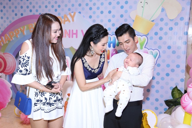 Bà mẹ một con diện bộ váy khá ngắn, khoe chân dài miên man.