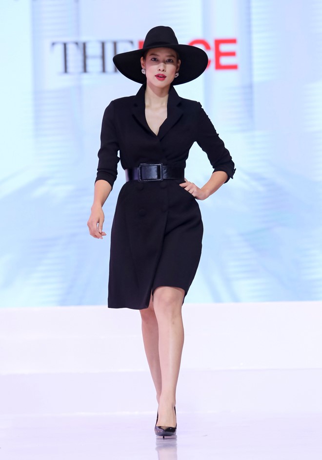 Lily Nguyễn khéo chọn trang phục che ngoại hình mập mạp, đôi chân thô. Nhờ kinh nghiệm làm người mẫu hơn 6 năm, cô dễ dàng tạo được cá tính khác biệt khi lướt trên đường băng của chương trình. 