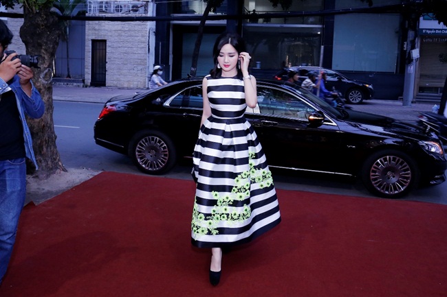 Tối qua, Giáng My xuất hiện nổi bật trong tiệc khai trương showroom mới của NTK Công Trí. Trong chiếc váy kẻ ngang thanh lịch, có điểm họa tiết hoa ở chân váy cùng kết hợp đôi giầy Louboutin đế đỏ, Hoa hậu Đền Hùng đánh bật hết dàn mỹ nhân xung quanh bởi vẻ đẹp tươi trẻ, tràn trề sức sống như tuổi đôi mươi của mình. 