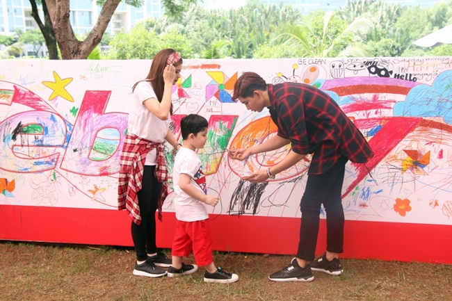 Hôm qua, tại khu cầu Ánh Sao- Phú Mỹ Hưng, Tim cùng với Trương Quỳnh Anh đưa con trai tham dự một sự kiện ngoại trời của nhãn hàng. Hình ảnh Đăng ký và nhận 60K 24 bao lì xì miễn phí mỗi ngày Tim và Trương Quỳnh Anh đẹp và hạnh phúc viên mãn khiến mọi người liên tưởng đến tình yêu mà Huỳnh Hiểu Minh dành cho Angela Baby. 