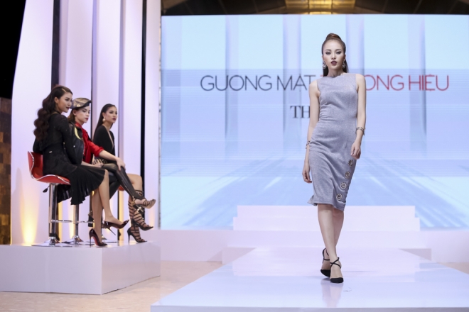 My Lê sải bước chuyên nghiệp