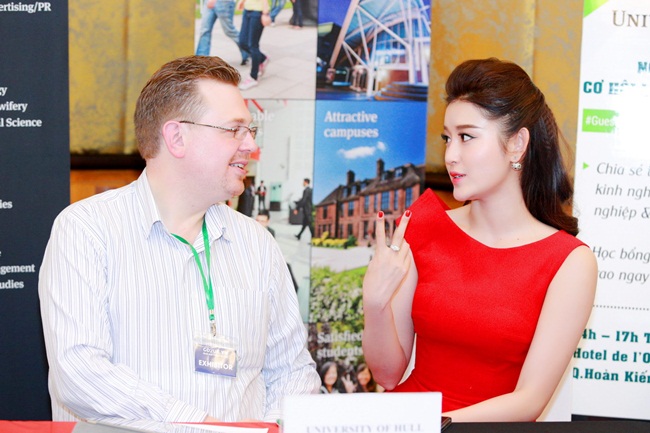 Trải qua hai tháng làm một du học sinh bình thường, Huyền My đùa rằng cô thấy bỡ ngỡ khi trở lại với công việc phải trang điểm và chọn váy áo để tham dự sự kiện. Xuất hiện trong ngày hôm qua, Huyền My khi thì dịu dàng trong bộ váy trắng xếp nếp lãng mạn; lúc lại thanh lịch và nổi bật trong bộ váy xoè đỏ rực của nhà thiết kế Lê Thanh Hoà.
