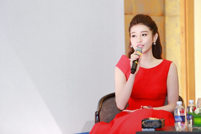 Ngay sau khi kết thúc sự kiện ngày 26/6 thì chiều nay 27/6, Huyền My lại rời Việt Nam sang Myanmar để tham gia dự án điện ảnh hợp tác với nước bạn. Dự kiến chuyến đi tiền trạm này sẽ kéo dài 4 ngày và cô cùng ê-kíp sẽ bàn bạc lịch quay phim cụ thể với hãng phim Myanmar cũng như thống nhất lần cuối về kịch bản. 
