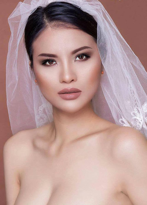 Cô trải qua 3 lần thẩm mỹ và mới đây đã thừa nhận bỏ chồng cũ- người ủng hộ cô đi thi để lấy người chồng mới.
